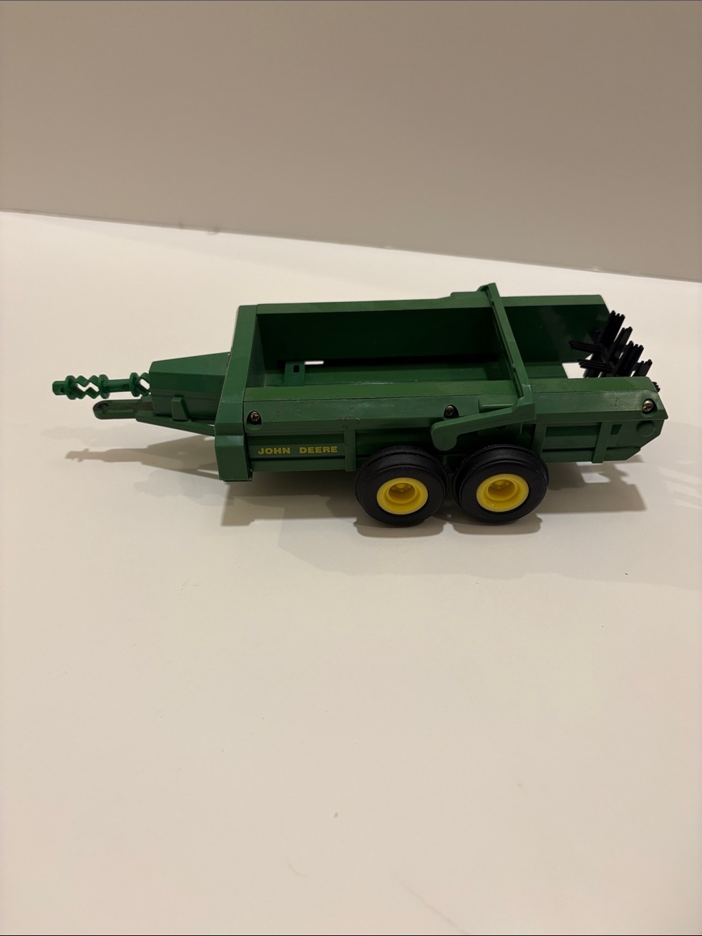 Ertl John Deere PTO Hydra-Push Spreader. 1/32 scale.